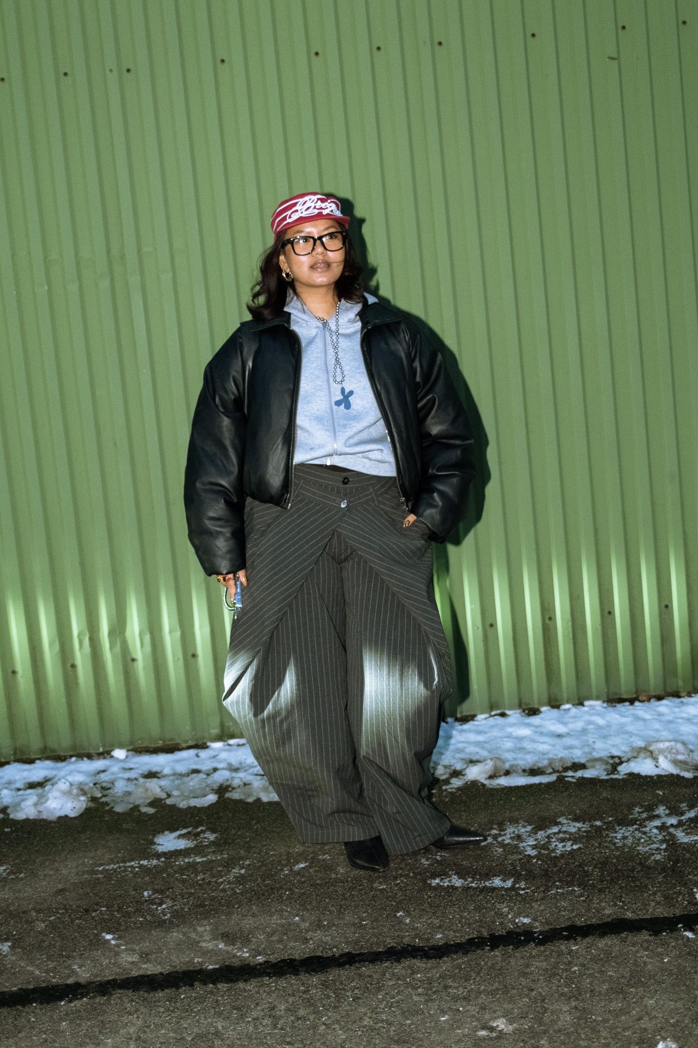 Oversized bőrkabát, rétegezett alapdarabok és egy látványos kiegészítő – Koppenhágában a street style magabiztosan kombinálja a kényelmet az iránymutató részletekkel.