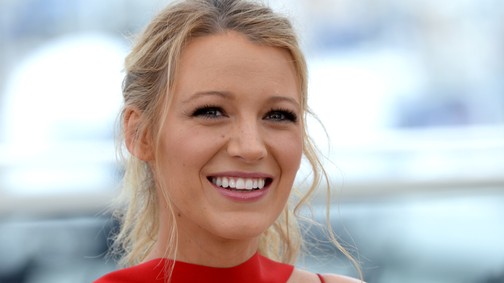 Blake Lively fekete bőrszerkóban villantotta meg kockás hasát