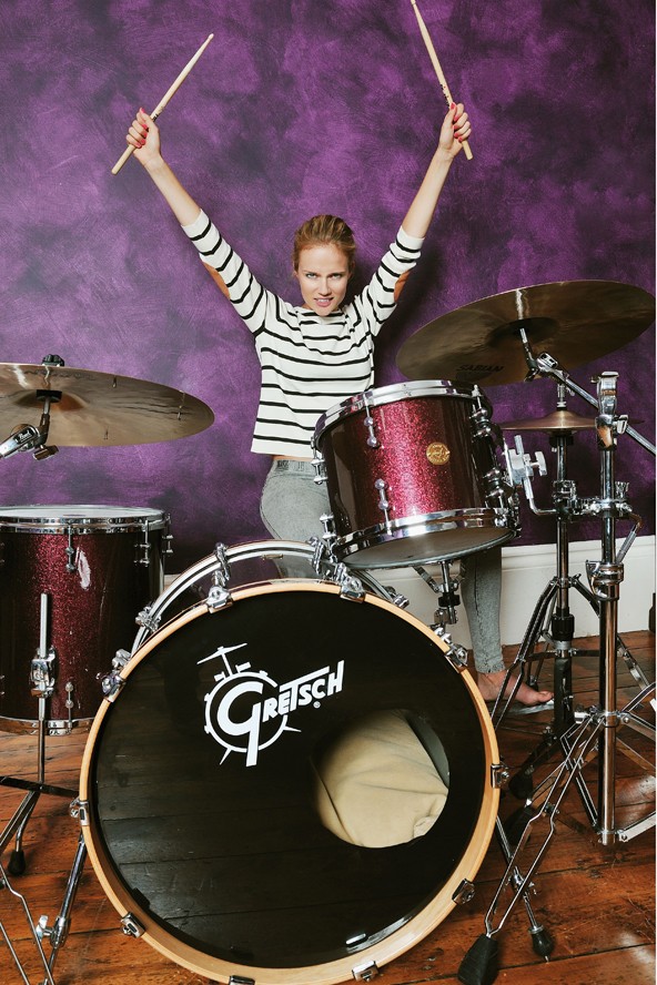 Egy 2010-es fotózás alkalmával kedvenc hangszerével pózolt.