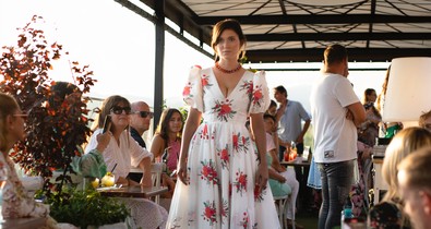 Pompás ruhakölteményeket mutattak be magyar tervezők a The Garden Show-n