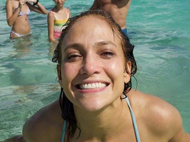 Jennifer Lopez egy falatnyi bikiniben ünnepelte a 49. szülinapját