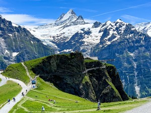 Hófödte hegyek, varázslatos panoráma, kellemes klíma: tökéletes nyári úti cél, ahova akár autóval is eljuthatsz