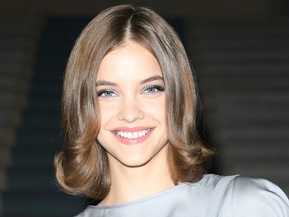 Palvin Barbara és Dylan Sprouse elvarázsolják a milánói divathetet stílusukkal, de külön-külön