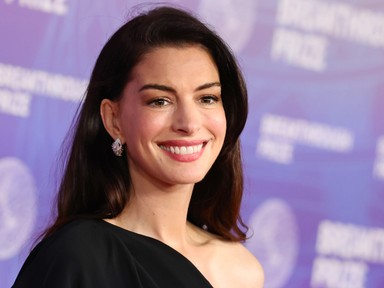Anne Hathaway pucérruhájából árad a meztelenség, óriási feltűnést keltett a vörös szőnyegen