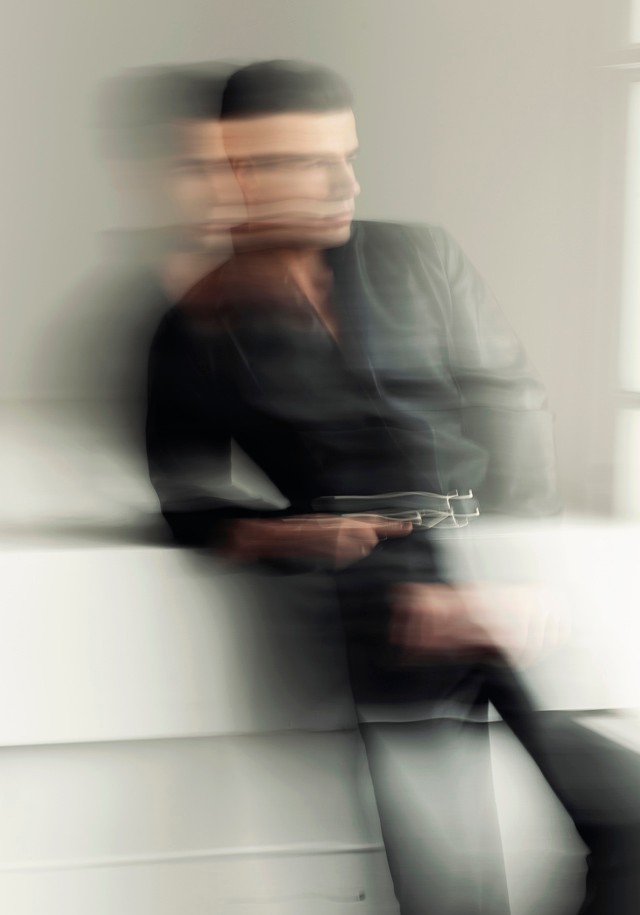 Lakatos Levente bevállalta: hazai tervező extrém ruháiban pózolt