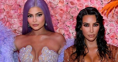 Kim Kardashian és Kylie Jenner EGY ruhán osztozkodik, ami pont ott nem takar, ahol kéne