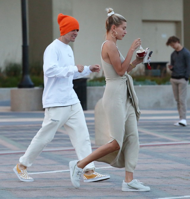 Hailey Bieber Nanushka ruhában ment el fagyizni férjével, Justin Bieberrel