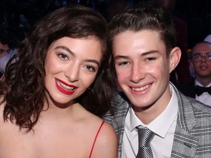 Lorde ruhájába belevarrtak egy nagyon fontos üzenetet