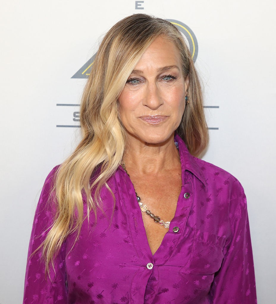 Napszítta, aranyszőke árnyalatok: Sarah Jessica Parker dús, finoman világosított tincsei a nyári napsütés frissességét és fiatalos dinamikáját idézik.