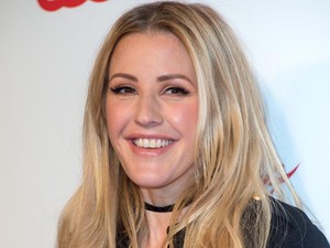 Ez volt 2016 trendje: Ellie Goulding is egy szál melltartóban a vörös szőnyegen
