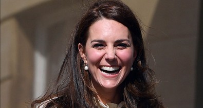 Kate Middleton töltött lufival lövöldözött