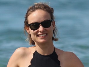 Olivia Wilde fodros szélű fürdőruhában imádnivaló