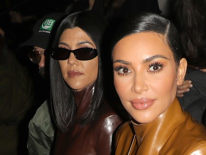 Egészen vicces videó: Így próbálják beletuszkolni a latexruhába Kim Kardashiant