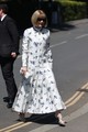 Anna Wintour egy Thom Browne virágos ruhában lépett színre, és feltűnő kiegészítőinek köszönhetően új szintre emelte a hangulatot. Egy kristálynyakláncot és Manolo Blahnik kígyómintás szandált választott. Wintour ruhái általában derékban szűkített szabásúak – a derekánál lejjebb vágott fazonok eddig nem szerepeltek a repertoárjában.
