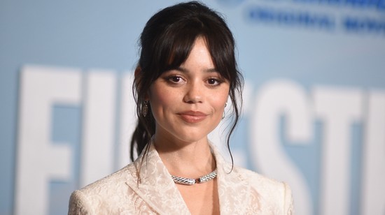 Mint egy tündér! Jenna Ortega Wednesday ellentétének öltözött az Emmy-gálán