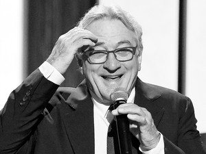 Akarsz nevetni? Akkor itt van a 74 éves Robert De Niro holdjáró telitalpú cipőben