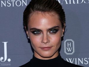 Cara Delevingne ruhájából kisprórolták az anyagot? Szinte semmi sem takarja a mellkasát