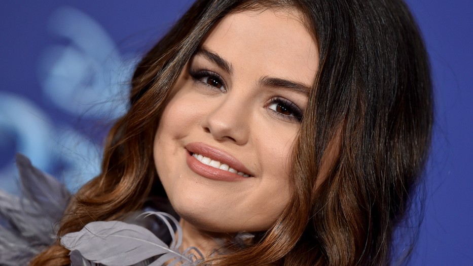 Selena Gomez visszaért, újra barna és nagyon dögös