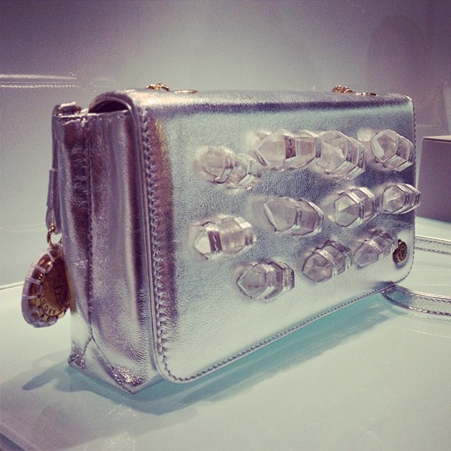 Kristályokkal kirakott Abodi Dora ezüst táska.