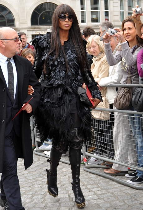 Naomi Campbell elképesztő ruhában érkezett a szertartásra.