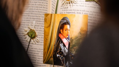 Új korszak a divatfotózásban: különleges kiállítás a női szemszög erejével