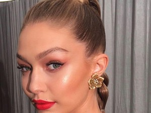 Gigi Hadid két olyan különleges outfitet mutatott, hogy nem tudunk választani közülük!