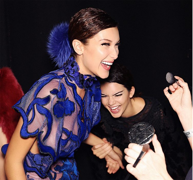 Bella Hadid és Kendall Jenner buliznak