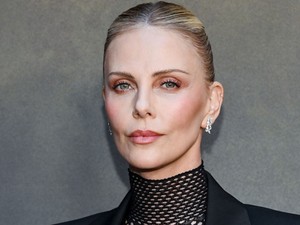 Charlize Theron egy percet sem öregszik, friss képein két évtizedet is letagadhatna