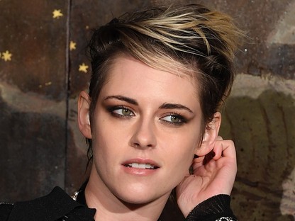 Éjfekete szettben, forrónadrágban villantotta meg a combjait Kristen Stewart