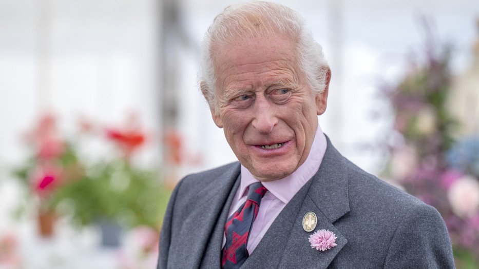 Károly király nyakába ugrottak a rajongói