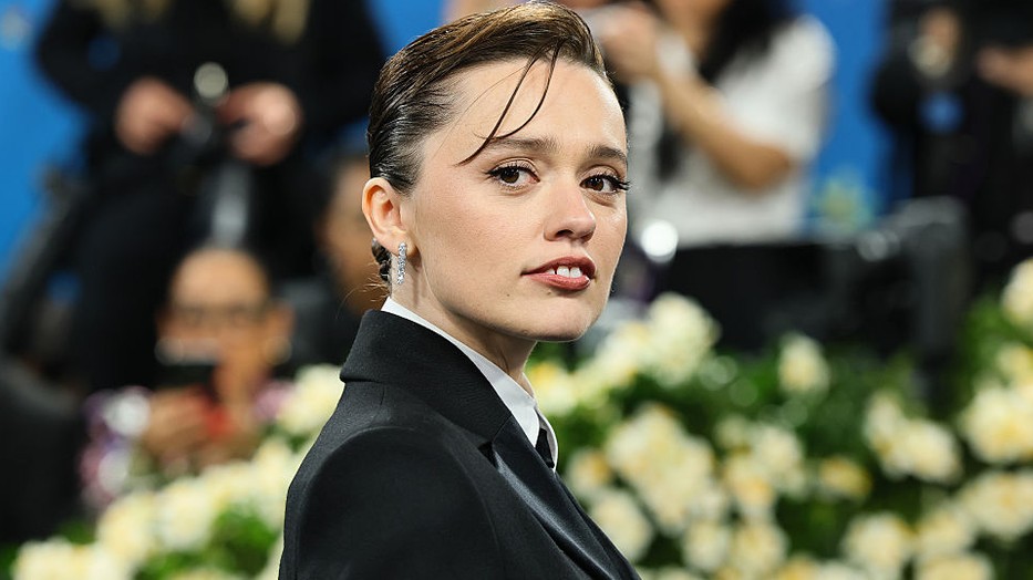 Aimee Lou Wood gyönyörűen festett a mélyen dekoltált kreációban