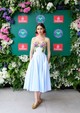 Lily Collins szünetet tartott az Emily Párizsban című sorozat forgatásán Rómában, hogy átugorjon Wimbledonba. A csíkos Stella Jean ruhát arany Alaïa hálós cipővel viselte, hogy nyári stílustippeket adjon rajongóinak.