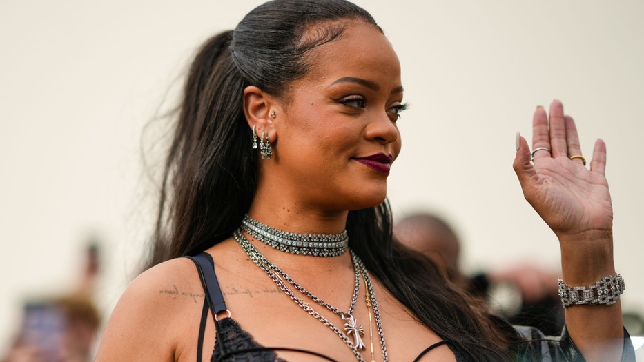 Rihanna áttetsző kombinéban mutatta meg kerek hasát a Dior bemutatóján