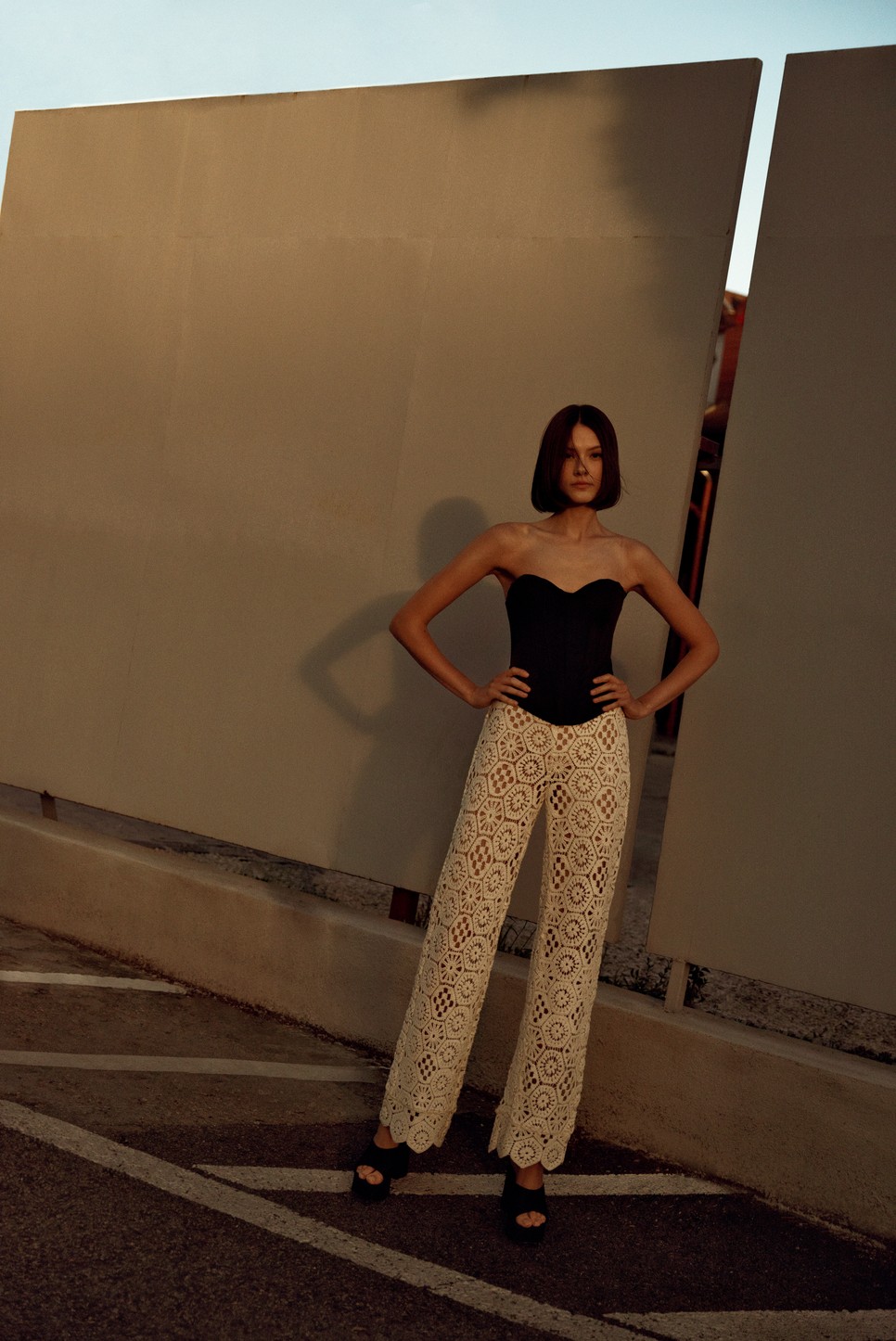 Fűző ZARA 8995 Ft | Horgolt nadrág ROTATE BIRGER CHRISTENSEN – Spark Le Monde 99 990 Ft | Papucs ZARA 9995 Ft