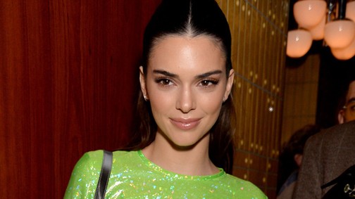 Szupercuki Kendall Jenner diszkószettje, de ez tevepata nem zavarja?