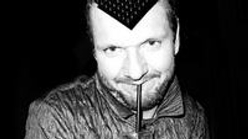 Lakatos Márk és SP modelleket mustrál