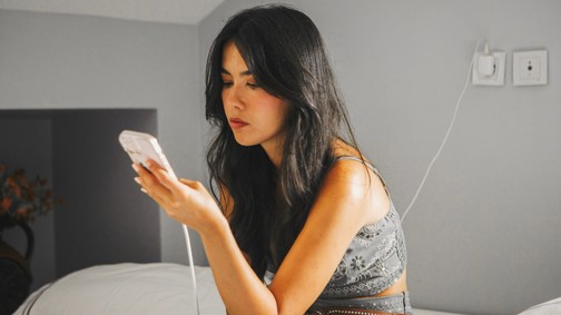 Ez történik, ha a töltőt a konnektorba dugva hagyod akkor is, amikor nincs rajta a telefonod