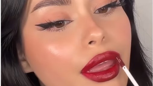 A TikTok új kedvence a színváltós rúzs