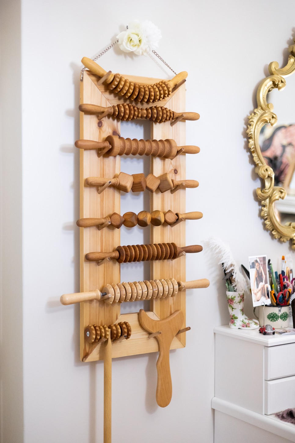 A szakember már első alkalommal nevetve közli a vállalkozó kedvűekkel: ne ijedjenek meg a kínzóeszközöknek tűnő felszereléstől!