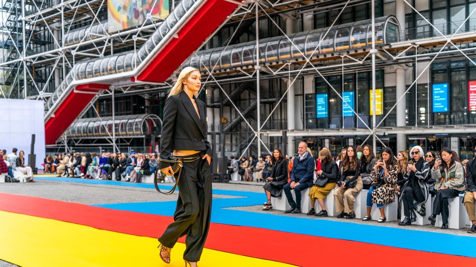 A Stella McCartney tavaszi-nyári kollekciójának bemutatója a méltán népszerű kulturális központ, a Pompidou központ előtti téren zajlott