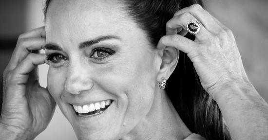 Méregdrágák, gyönyörűek és átkozottak: a brit királyi család ékszereinek valódi története