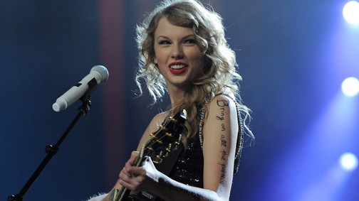 Félév után egy Taylor Swift dalból kellett megtudnunk Blake Lively és Ryan Reynolds harmadik gyerekének nevét