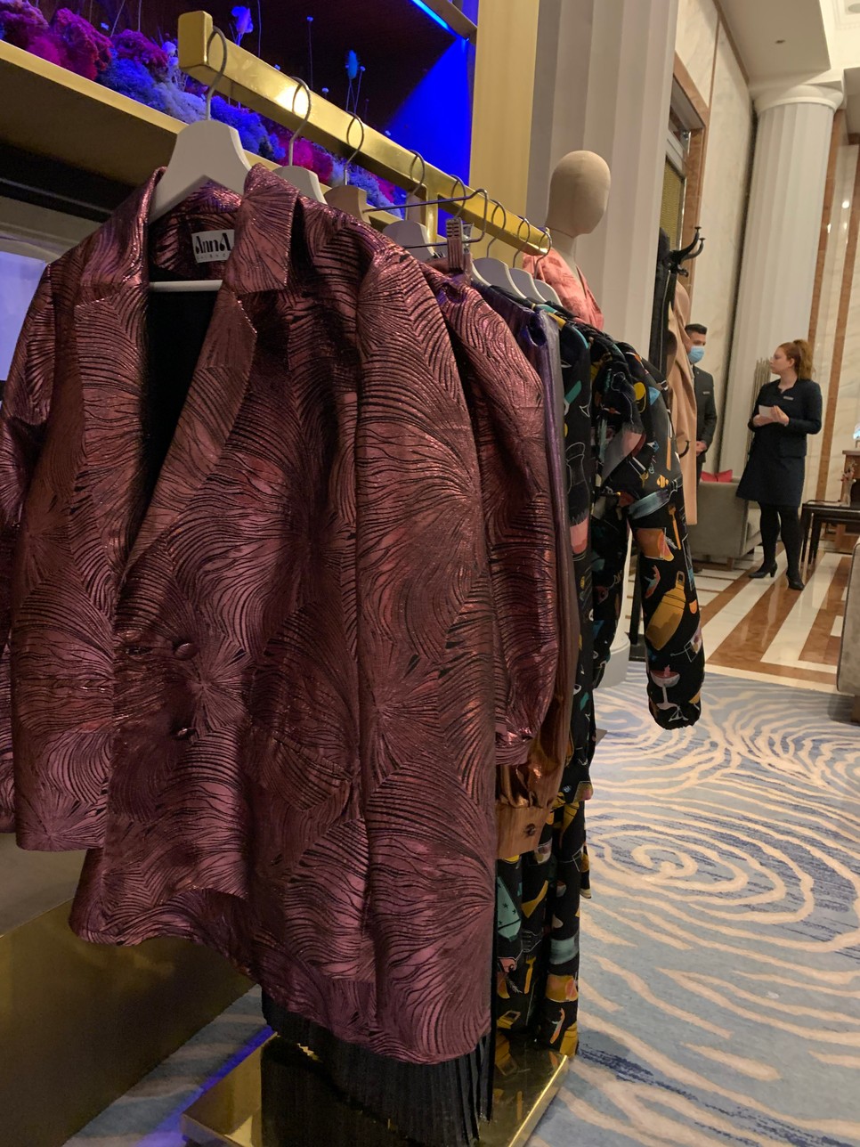 Ha színes ruhatár, akkor Anna Daubner! Megnéztük a tervező új kollekcióját a Kaffee Wienben!