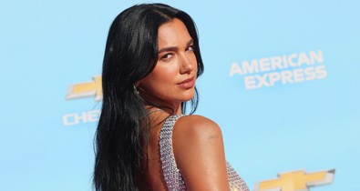 Dua Lipa meztelenruhája igazi ékszerként ragyog a vörös szőnyegen