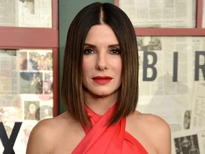 Sandra Bullock megmutatta, hogy a szoknya-pulcsi párosítás még mindig elképesztően menő
