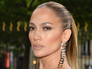 Jennifer Lopez két stílusleckét is adott egyszerre ezzel a szettel
