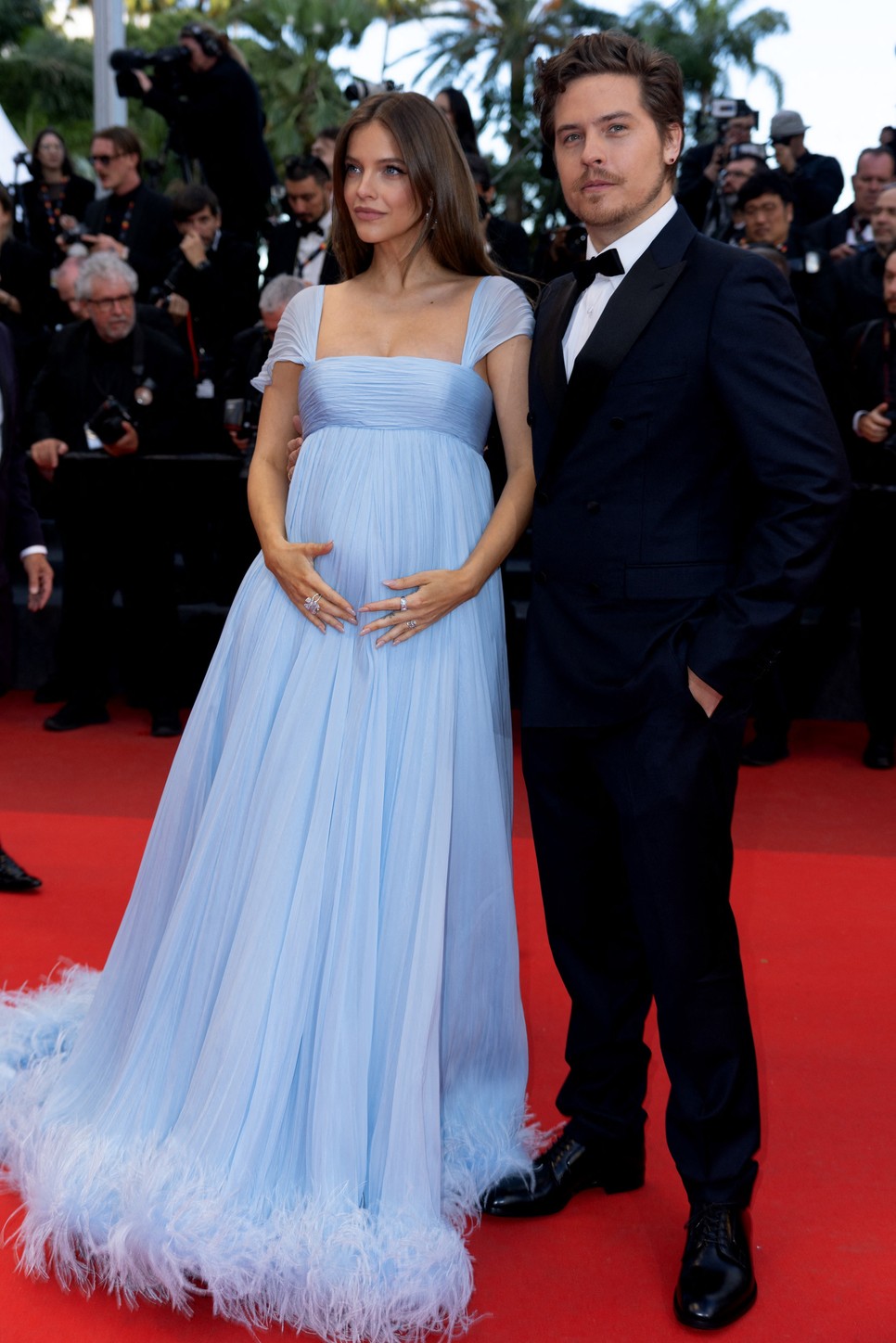 Palvin Barbara és Dylan Sprouse a cannes-i filmfesztivál vörös szőnyegén erősítették meg, hogy gyermeket várnak