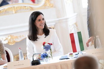 Titkos fegyver Orbán Anita ruhatárában: ez teszi különlegessé a stílusát a szakértők szerint