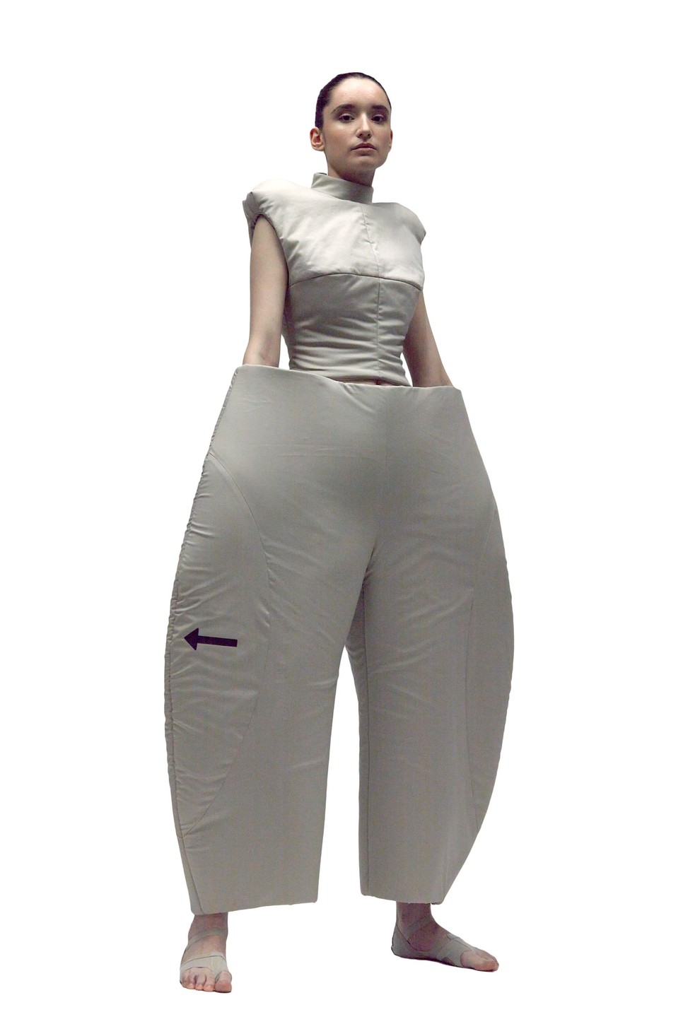 Gedeon Dalma Out of Position néven debütált diplomakollekciójának darabjait légzsákok és a felfújódó védőfelszerelések, tehát autóipari elemek inspirálták