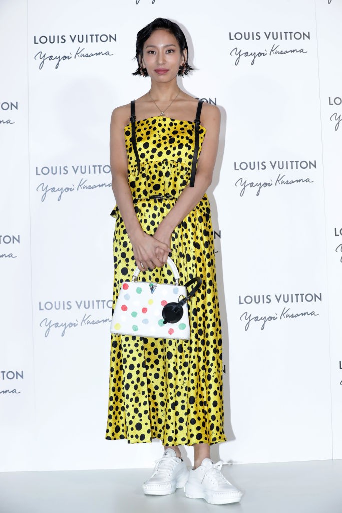 Yayoi Kusama kedvelt sárga-fekete színpárja és a fehér alapon színes-pöttyös Capucines táska